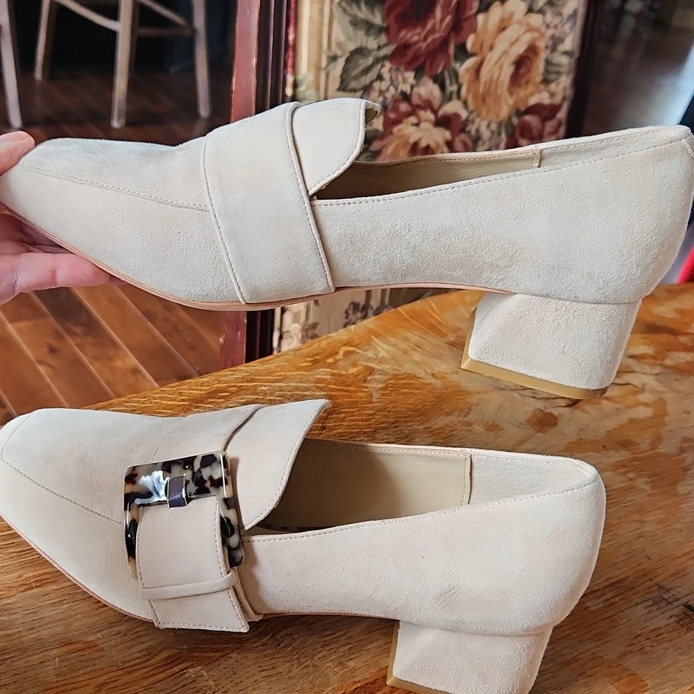 Deltan sz 9 Veronica‎ Suede Tortoise Buckle Flared Block Heel Pumps Cream